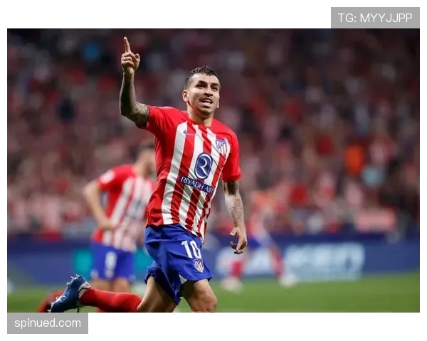 克鲁伊夫回撤接应主导进攻，撕开防线展现组织核心价值